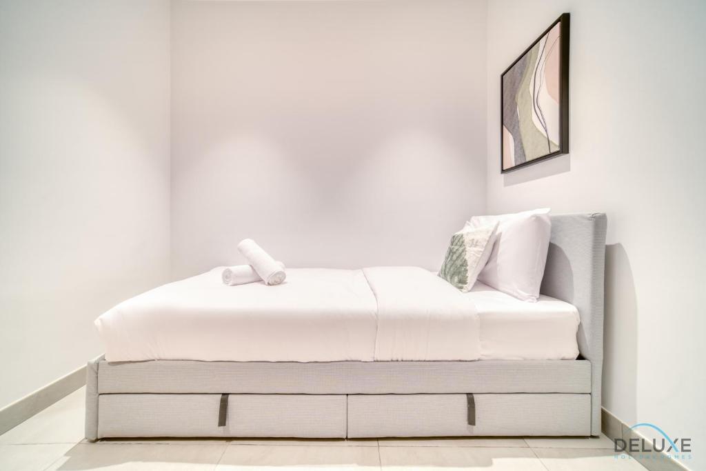 Serene 2BR Sea View Apartment with Assistant Room in One JBR by Deluxe Holiday Homes