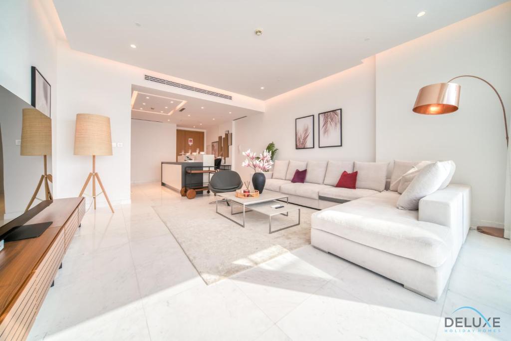 Serene 2BR Sea View Apartment with Assistant Room in One JBR by Deluxe Holiday Homes