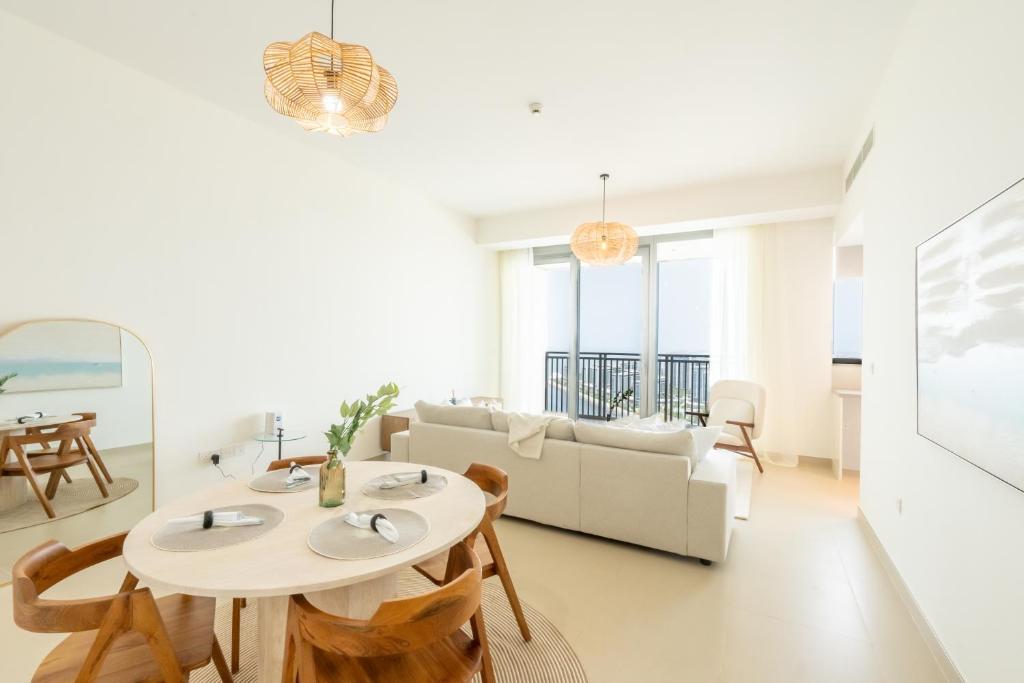 5242 Dubai Marina l Spectacular View of Dubai Eye l Close to Beach and Blue Water island l New Luxury Building With Great Pool