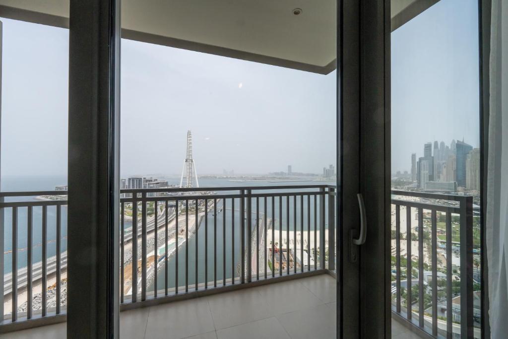 5242 Dubai Marina l Spectacular View of Dubai Eye l Close to Beach and Blue Water island l New Luxury Building With Great Pool