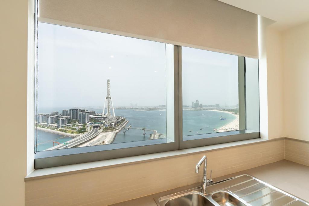 5242 Dubai Marina l Spectacular View of Dubai Eye l Close to Beach and Blue Water island l New Luxury Building With Great Pool