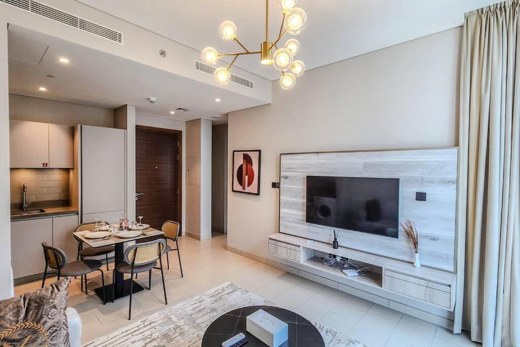 STAY BY LATINEM Luxury 1BR Holiday Home CVR B3102 near Burj Khalifa