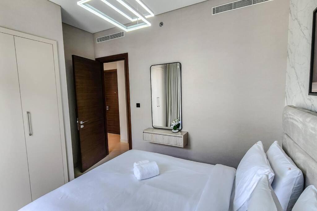 STAY BY LATINEM Luxury 1BR Holiday Home CVR B3102 near Burj Khalifa