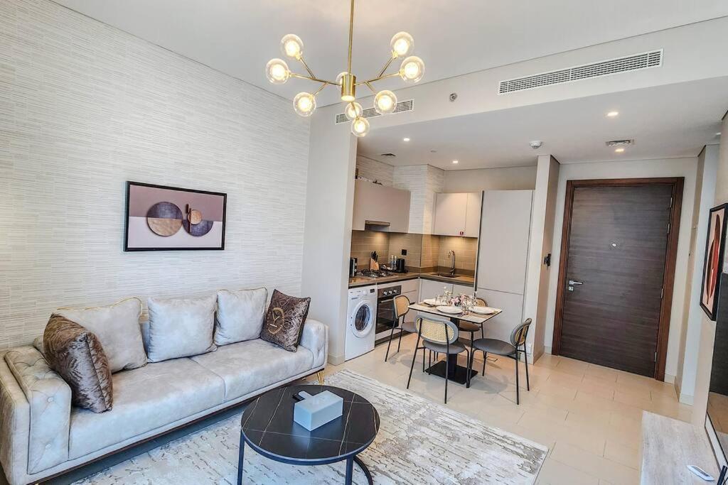 STAY BY LATINEM Luxury 1BR Holiday Home CVR B3102 near Burj Khalifa
