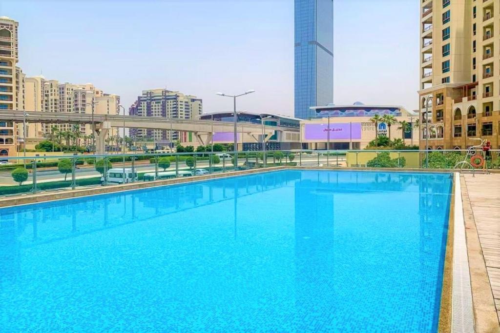 Stunning Palm Views Apt on the beach Dubai