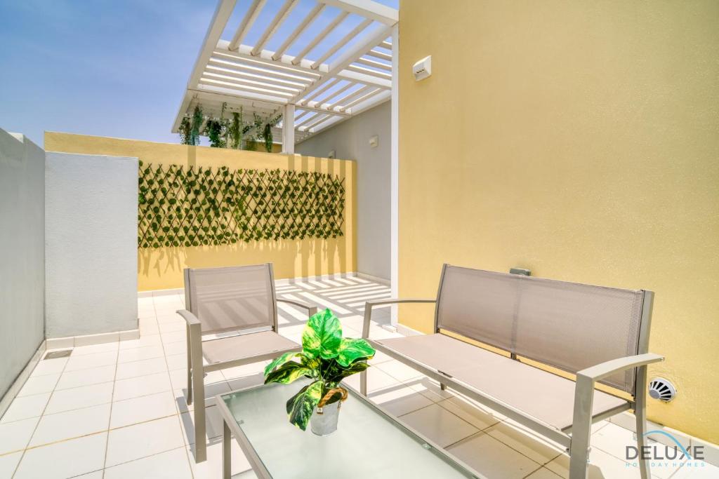 Magnificent 3BR Townhouse at DAMAC Hills 2, Dubailand by Deluxe Holiday Homes