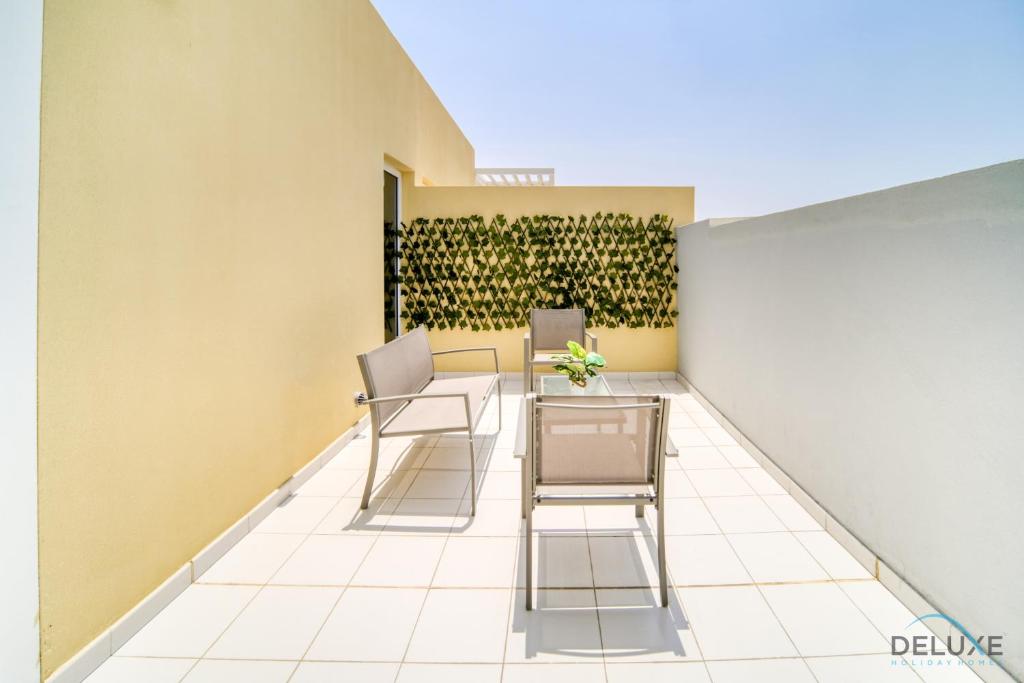 Magnificent 3BR Townhouse at DAMAC Hills 2, Dubailand by Deluxe Holiday Homes