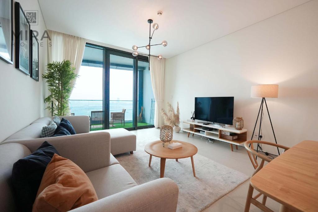 Serviced 2 bedroom with beach access