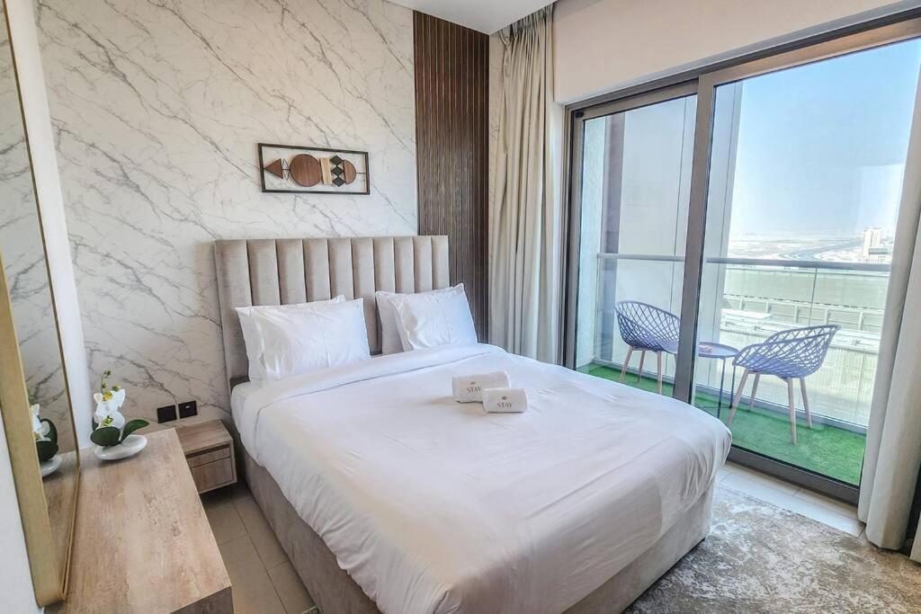 STAY BY LATINEM Luxury 1BR Holiday Home CVR B3106 near Burj Khalifa
