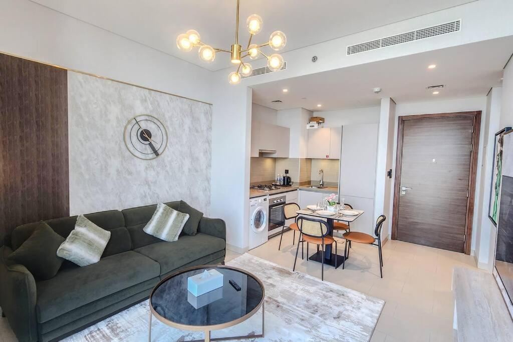 STAY BY LATINEM Luxury 1BR Holiday Home CVR B3106 near Burj Khalifa