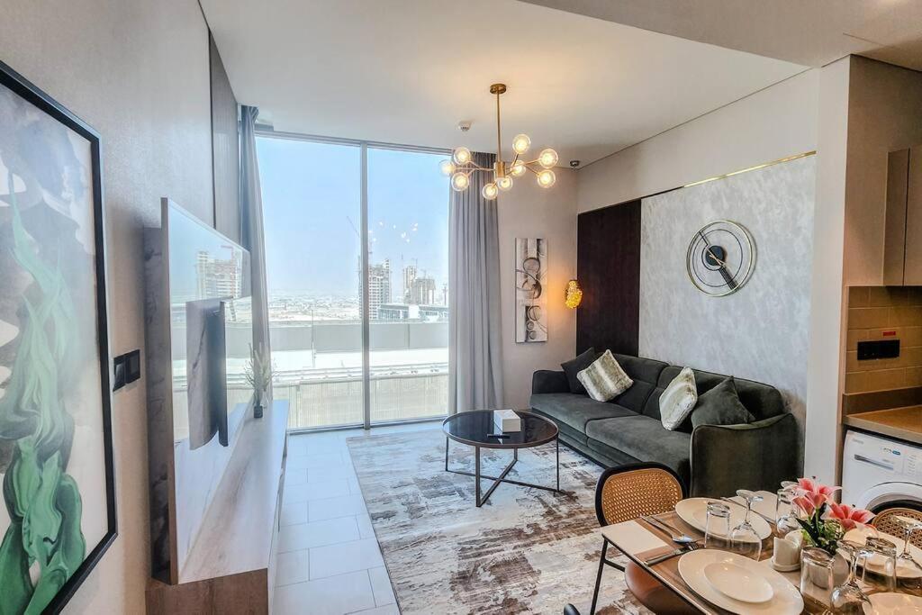 STAY BY LATINEM Luxury 1BR Holiday Home CVR B3106 near Burj Khalifa