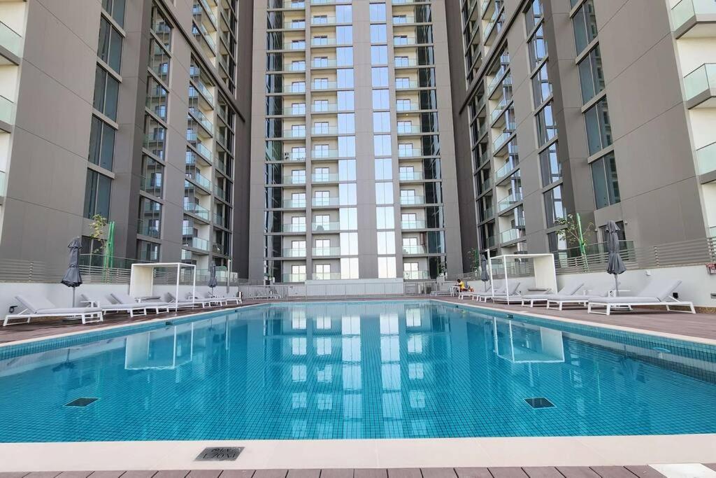 STAY BY LATINEM Luxury 1BR Holiday Home CVR B3106 near Burj Khalifa