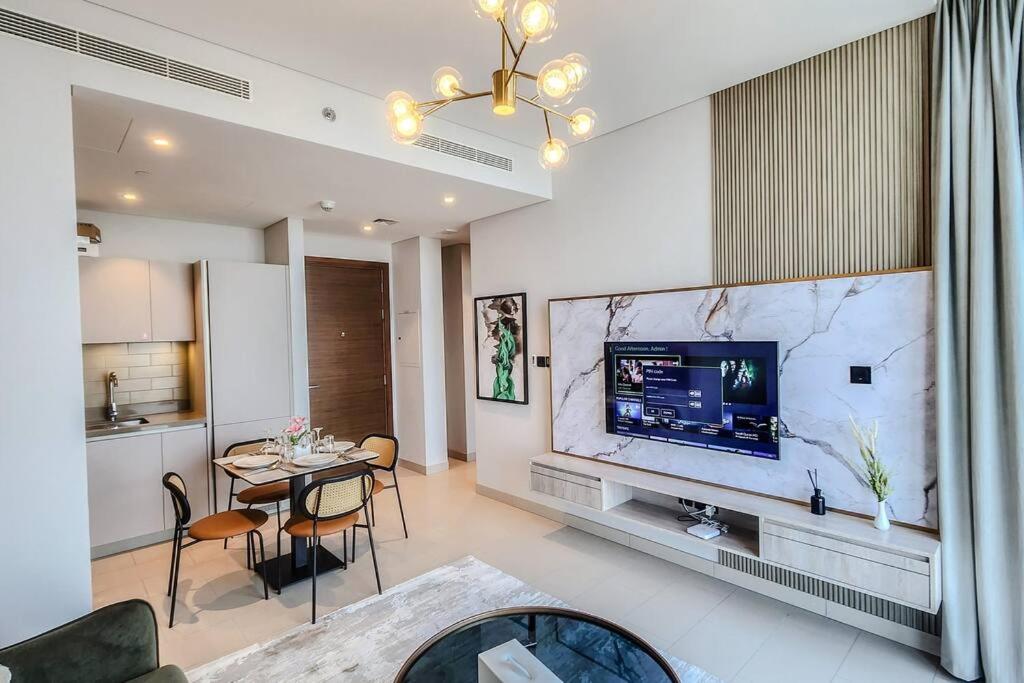 STAY BY LATINEM Luxury 1BR Holiday Home CVR B3106 near Burj Khalifa