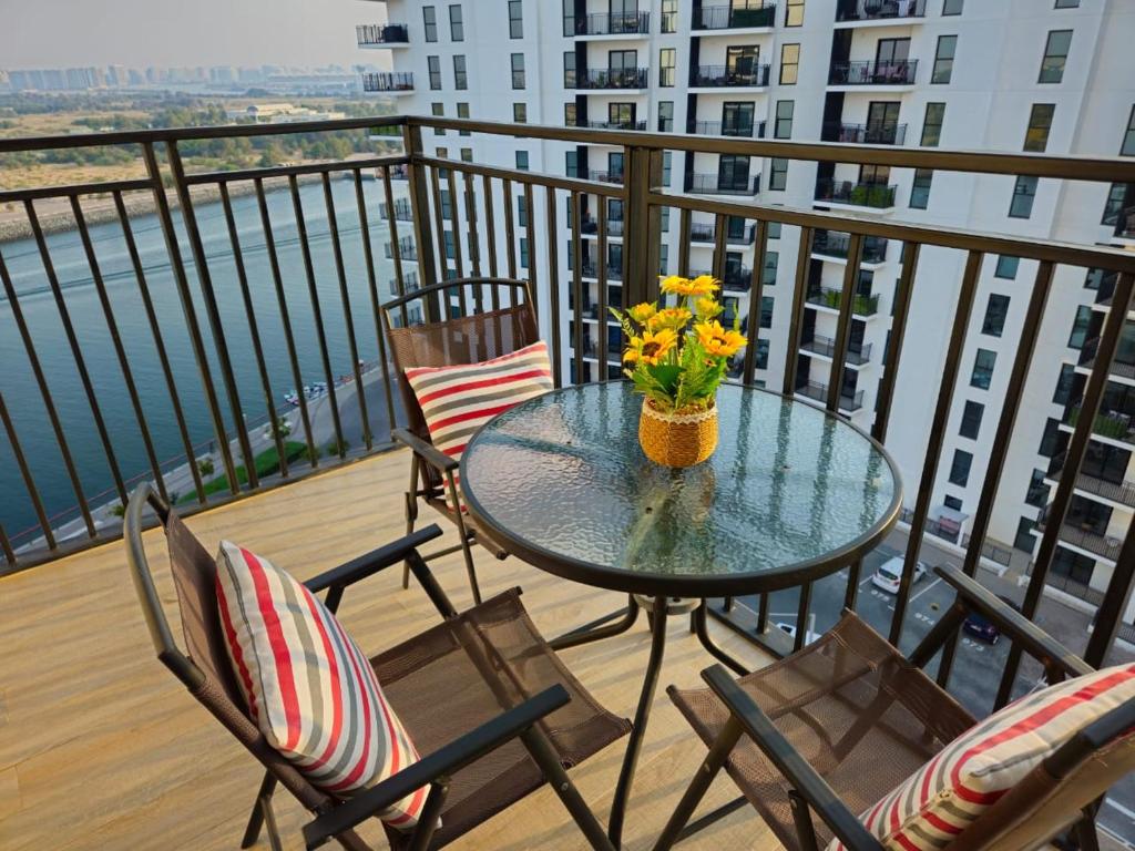 هتل استودیو نییر فِراری وُرد، وید چَنل اند پُول ویو - Studio near Ferrari world, with canal and pool view