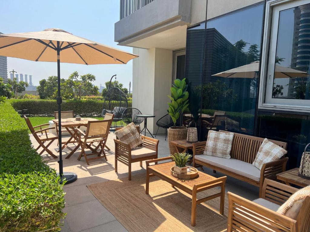 هتل یونیک هیوج تراس آپارتمان ویت دایرکت اکسس تو پلی گراوند این ا نو لکشری بیل딩 - Unique Huge Terrace Apartment With Direct Access to Playground in a New Luxury Building