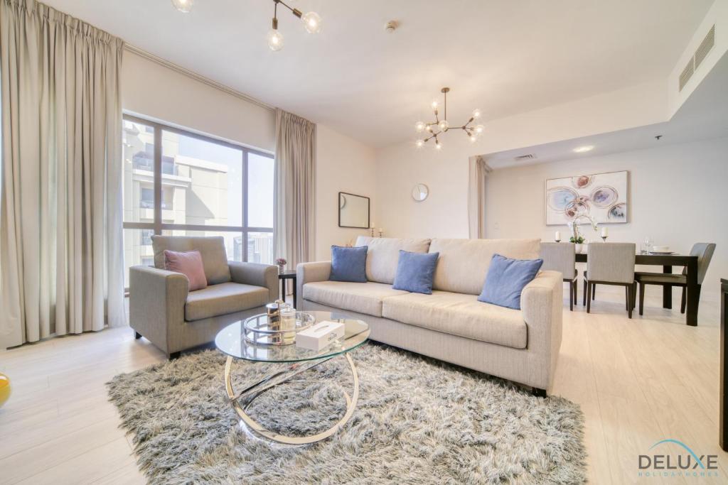 هتل آپ اسکیل 2BR ات شمس 1 جی بی آر بای دلاکس هالیدی هومز - Upscale 2BR At Shams 1 JBR by Deluxe Holiday Homes
