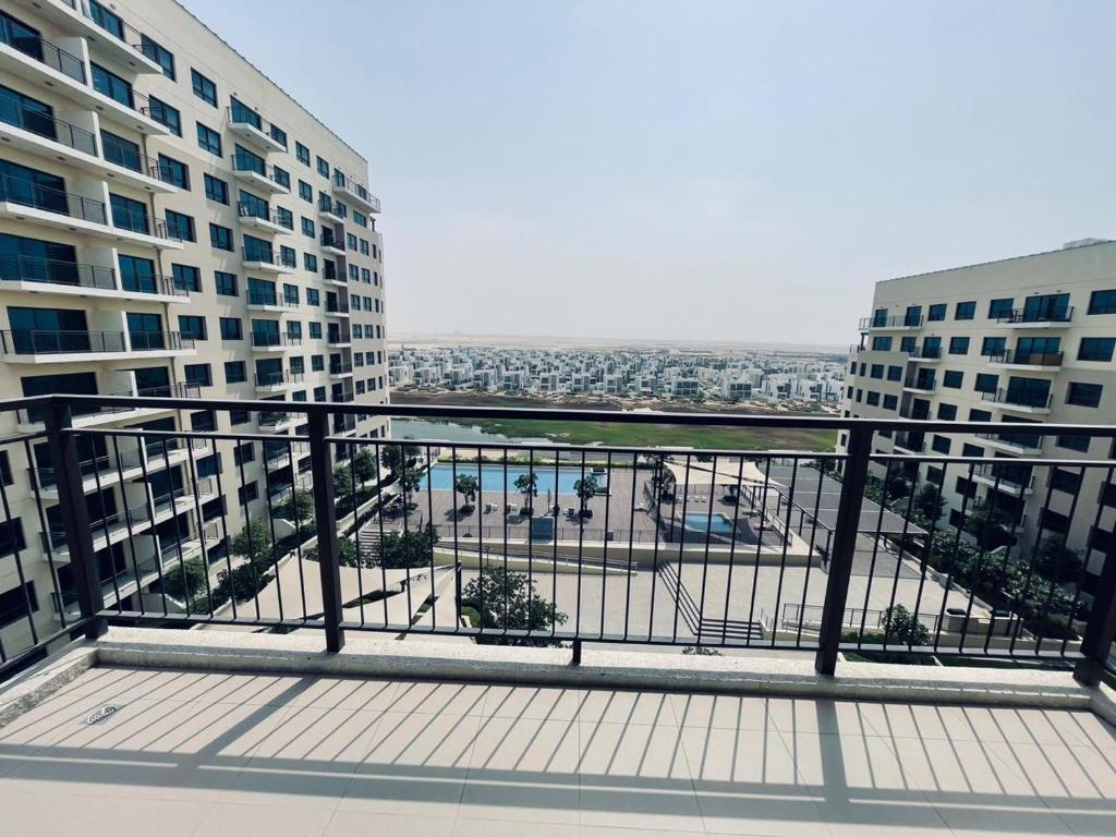 هتل ایمار ساوت - توی بد روم آپارتمان ویت پول اند گلف کורס ویو - Emaar South - Two Bedroom Apartment with Pool and Golf Course View