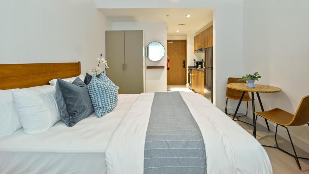 هتل مودرن رجنسی استیکیشن Modern Regency Staycation