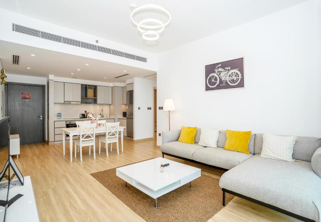 هتل هومزگتاوی - سنیک 1بی آر این سانرایز بی ای مار بیچ فرانت - Homesgetaway- Scenic 1BR in Sunrise Bay Emaar Beach Front
