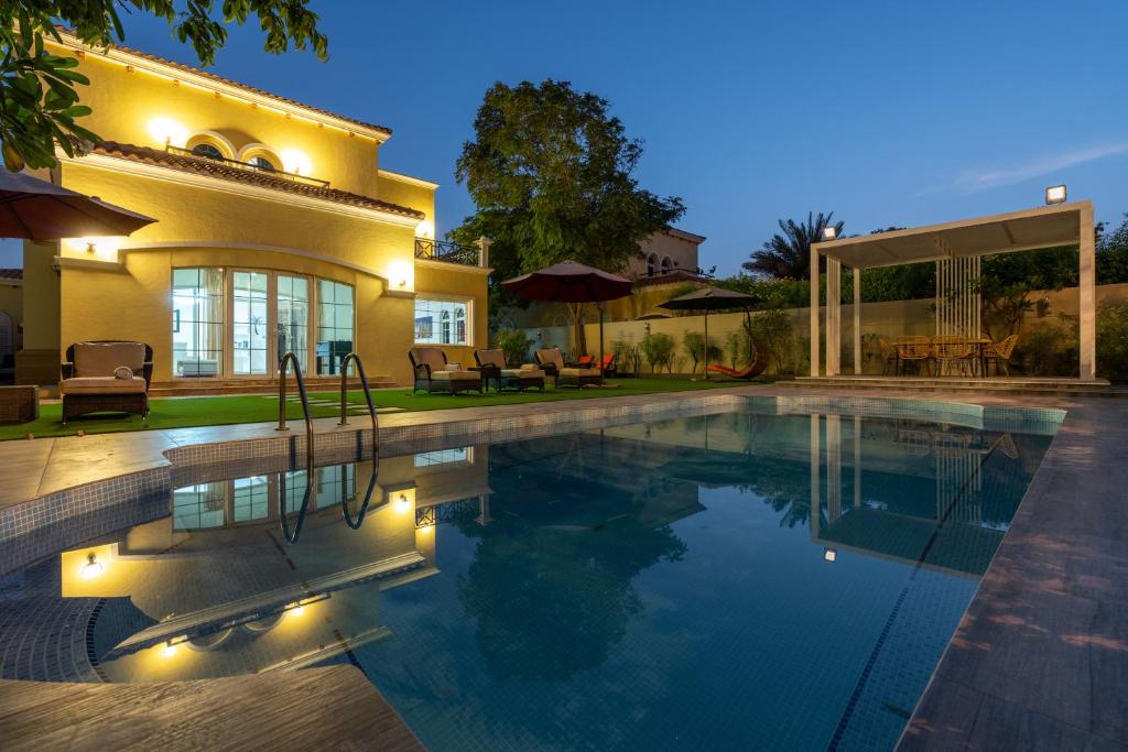 هتل پرایوت ویلا این دبی وید سویمینگ پل و هیوج گاردن Private villa in Dubai with swimming pool and huge garden