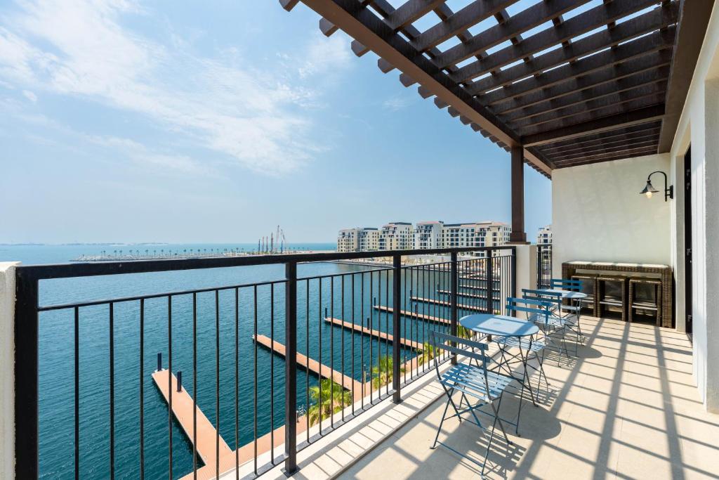 هتل میزون پریوه - استونینگ واترفرانت آپت وید اوپن سی ویوز این لا مر - Maison Privee - Stunning Waterfront Apt with Open Sea Vws in La Mer
