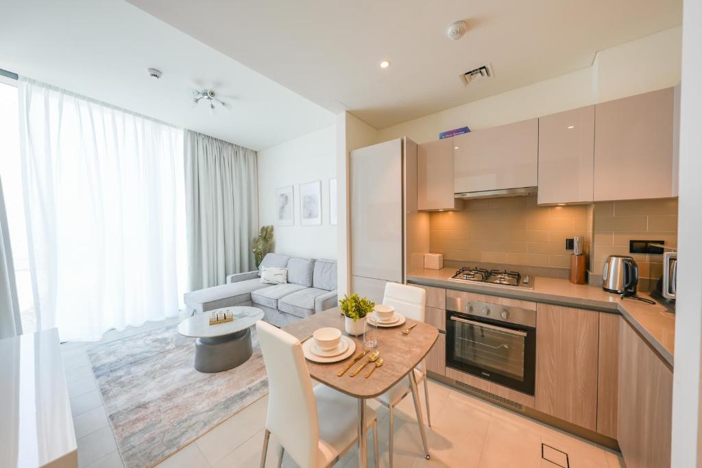 هتل بریت آپارتمان ویت پانورامیک سیتی اسکیپ ویوز - Bright Apartment With Panoramic CityScape Views