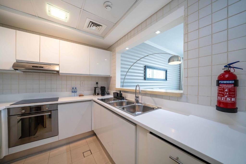 هتل لاکس فولیوریتریتس - اسپیشس مدرن لیوینگ - جی بی آر - LUXFolio Retreats - Spacious Modern Living - JBR