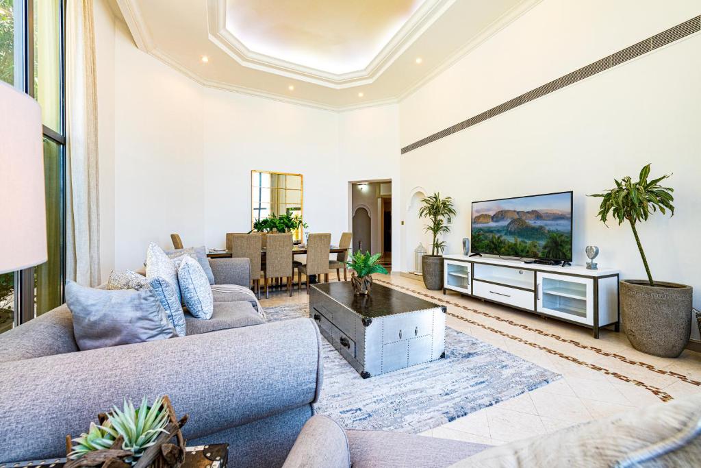 هتل پالم جمیرا بیچفرانت پرایوت ویلا ویت سوئمنگ پولو Palm Jumeirah Beachfront Private Villa with swimming pool