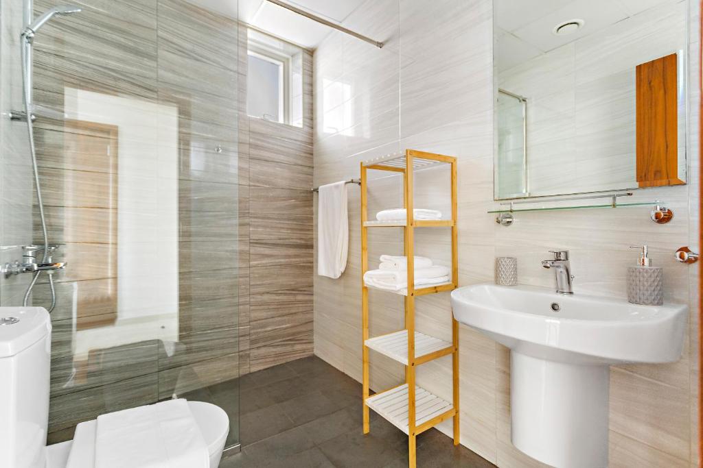 هتل وای کی - ترندی وان بیدروم نیر دبی مال - VayK - Trendy One Bedroom near Dubai Mall
