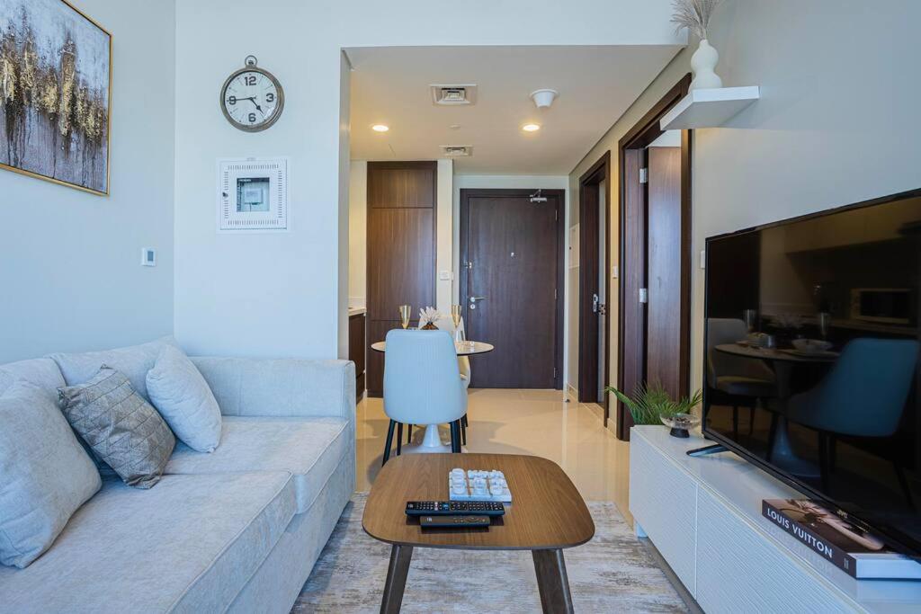 هتل اکسینیت - برند نیو! وورم کازی 1 زندانی های فلور داونتاون دبی کانال ویو - AXINITE - Brand New! Warm Cozy 1 Bed HIGH FLOOR Downtown Dubai CANAL VIEW