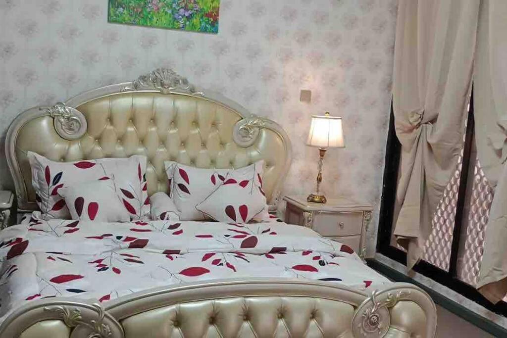 هتل مستر بد روم ویت بالکونی شرد آپارتمان آو ایچ یو ای - Master Bed Room with Balcony Shared Apartment AUH UAE
