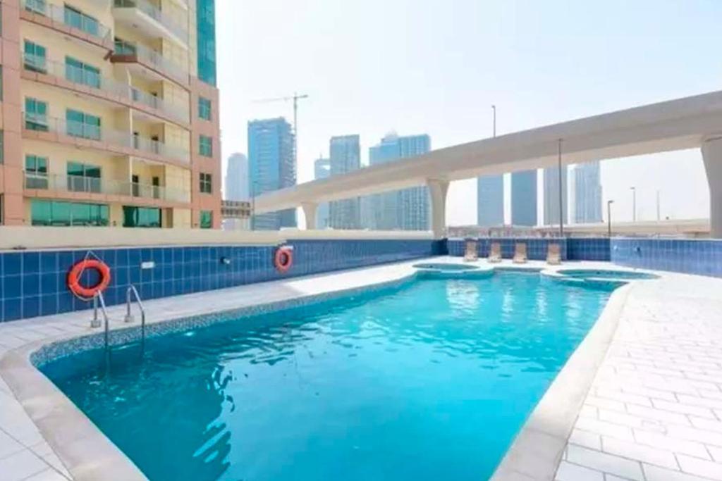 هتل اربان کیوز - مدرن آپارتمان استپس فروم د واک جی بی آر - Urban Caves - Modern Apartment Steps From The Walk JBR