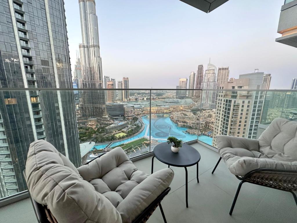 هتل لاکسوریس 3 بردروم آپارتمان ویت برج خلیفه اند فنتن ویو بای لاکستی هالیدی هومز - Luxurious 3 Bedroom Apartment with Burj Khalifa & Fountain View by Luxstay Holiday Homes