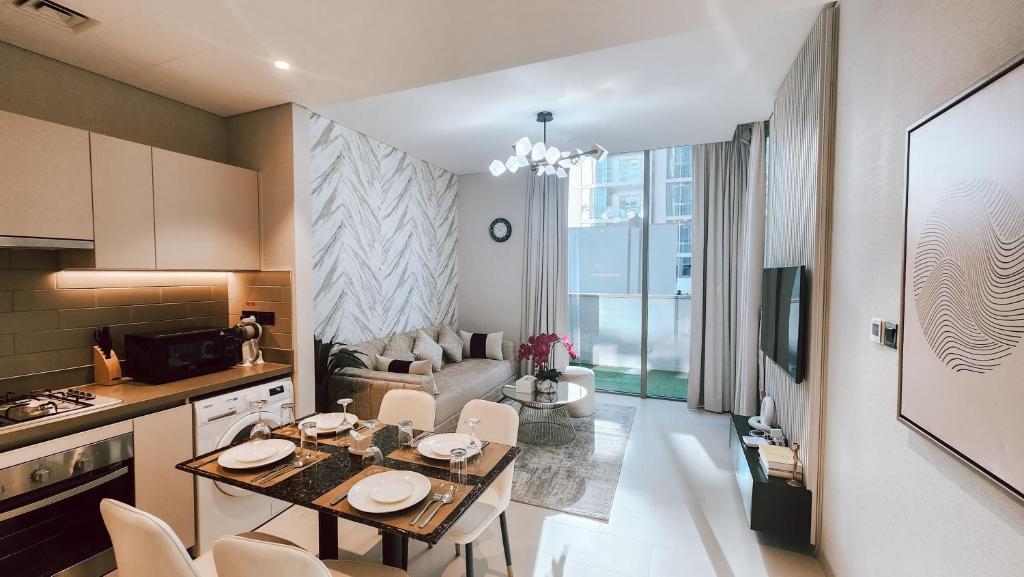هتل استی بای لاتینم لوکچری 1BR هالیدِی هوم سی وی ای 103 نیِر برج خلیفَة - STAY BY LATINEM Luxury 1BR Holiday Home CV A103 near Burj Khalifa