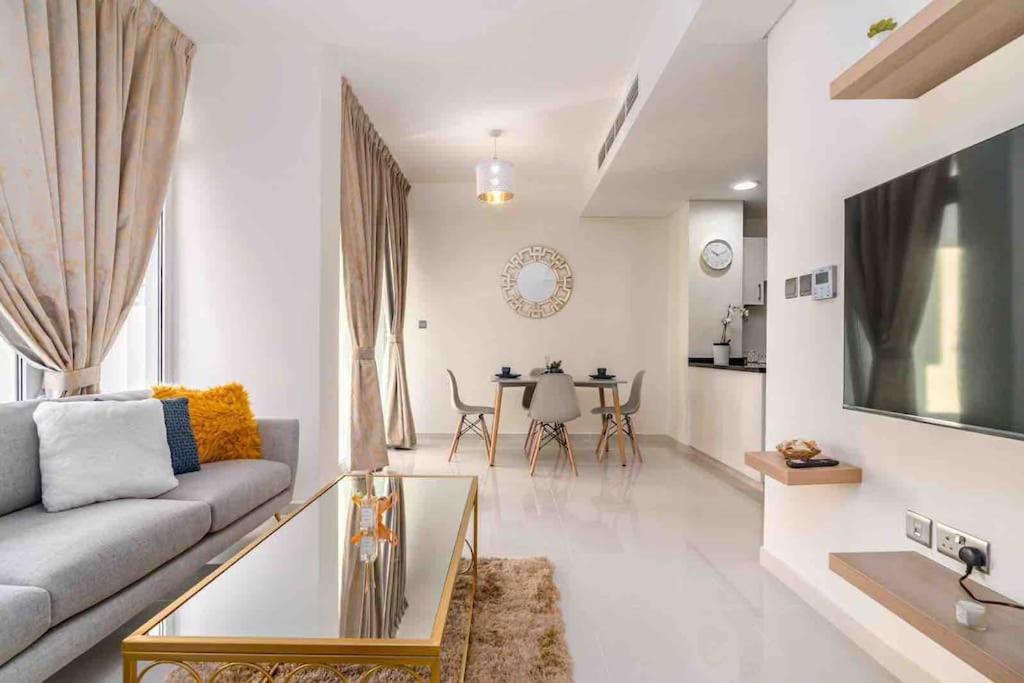 هتل فنتستیک 3 بی آر ویلا - آلبیزیا دماک هیلز 2 Fantastic 3BR Villa - Albizia Damac Hills 2