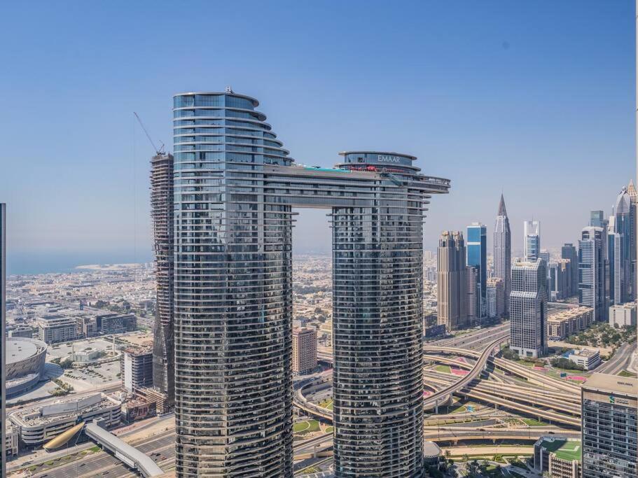 هتل اسکای-های: الیگنت 2بی آر فور 5، استپس فرام دبی مال - Sky-High: Elegant 2BR for 5, Steps from Dubai Mall