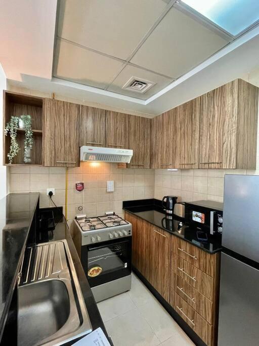هتل هومِی استودیو آپت ویت بالکنی نِیر دبی مال - Homey studio Apt with balcony near Dubai Mall