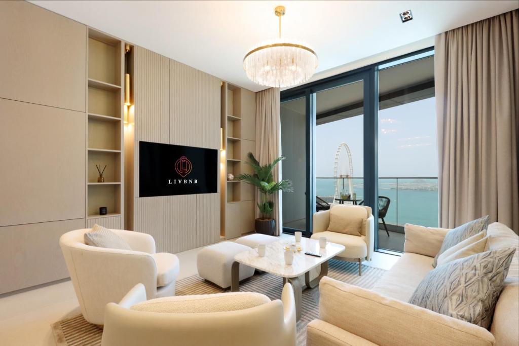هتل دازلینگ 3BR جِم ویت سی اند آین ویو بای لیو بی ان بی - Dazzling 3BR Gem with Sea and Ain View by Livbnb