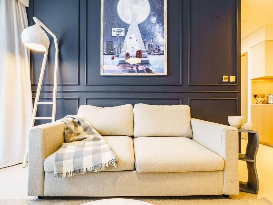 هتل ذ داونتاون دزلر: 1 بی اچ کی امیست دبی's واندرز - The Downtown Dazzler: 1 BHK Amidst Dubai's Wonders