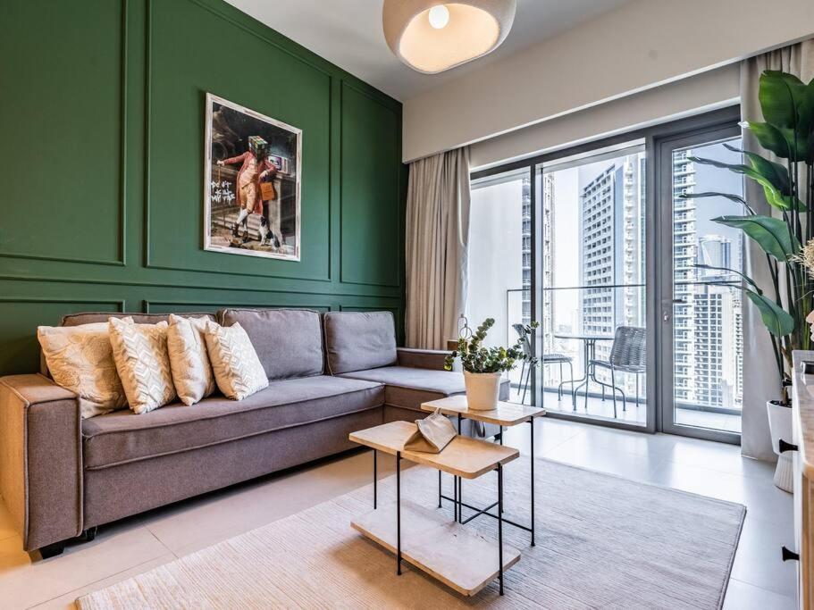 هتل گلمرس گت اوی: آ چیک 1 بی آر استپس فروم دبی مال - Glamorous Getaway:A Chic 1BR Steps from Dubai Mall