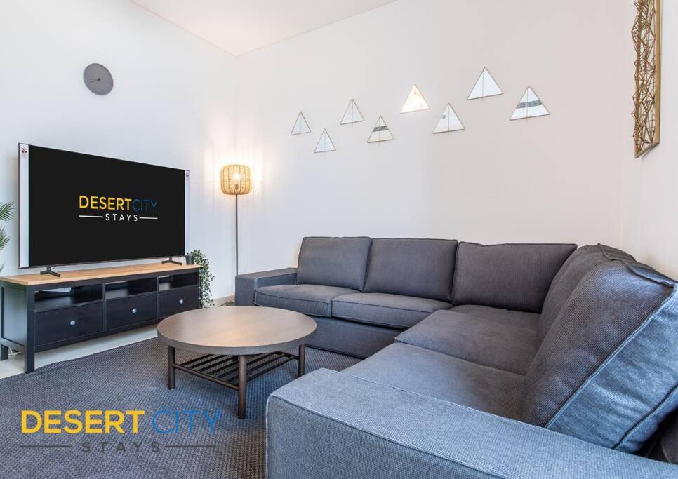 هتل فولی فرنیشد این 2 بد این سوبها کریک ویستا ریزرو، هاستد بای دزرت سیتی استیز - Fully Furnished in 2 Bed in Sobha Creek Vista Reserve, Hosted by Desert City Stays