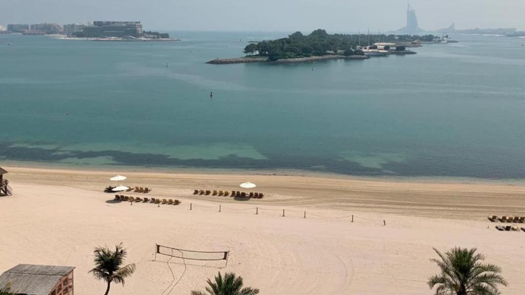 هتل ال دبس بیچ ویوز، 3BD اسلیپس 6، بیچفرانت بیچ اند پول دسترسی - Al Dabas Beach Views, 3BD Sleeps 6, Beachfront Beach & Pool Access