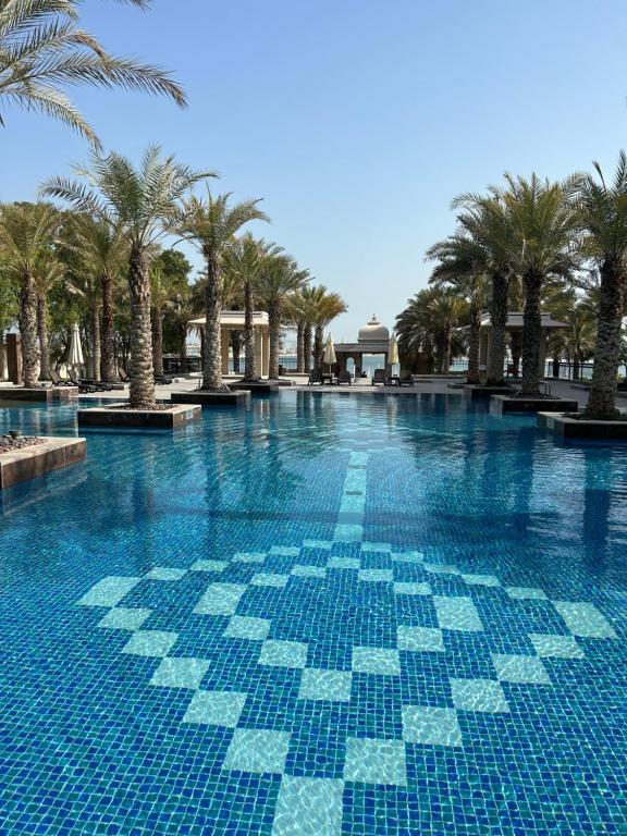 هتل اسپیشس 2-بدرووم بیچفرنت آپارتمان وید پول - Spacious 2-bedroom beachfront apartment with pool