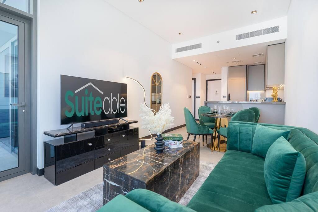 هتل شیک آپارتمان ویت گرین اکسنتز اند برج خلیفه ویو - Chic Apartment with green accents and Burj Khalifa view