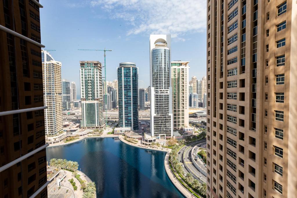 هتل فول لیک ویو - 2BR بیوتیفول آپت - جی ال تی - Full Lake View - 2BR Beautiful Apt - JLT