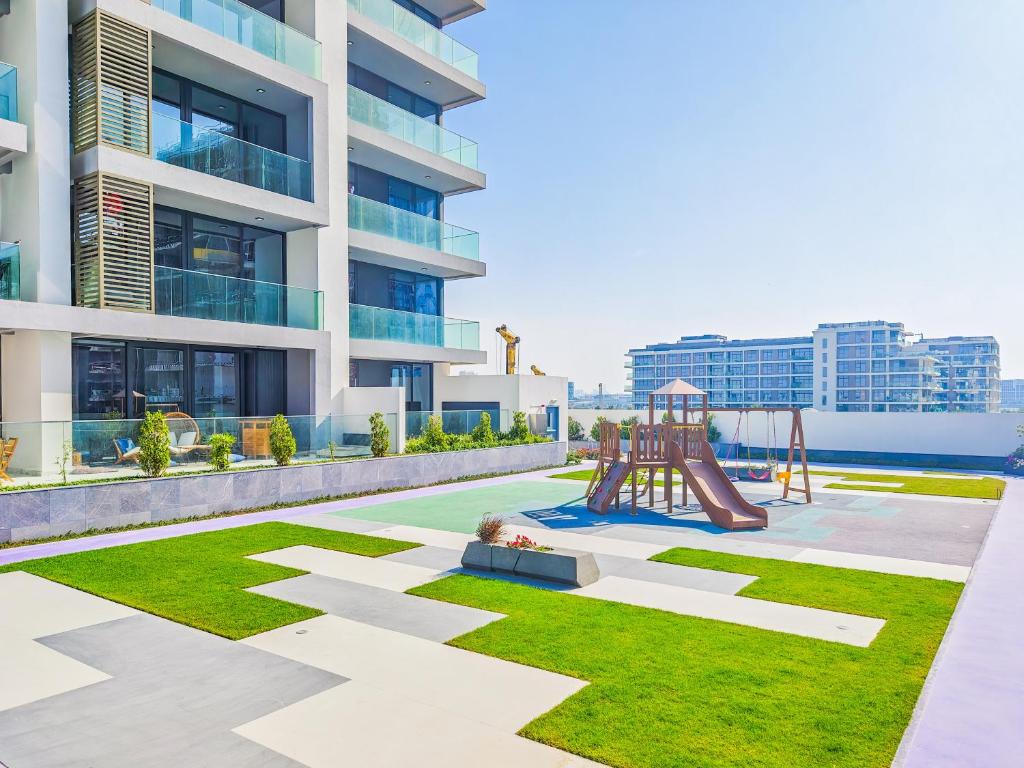 هتل چارمینگ کاندو ویت بالکنی نیر دبی هیلز پارک - Charming Condo With Balcony Near Dubai Hills Park