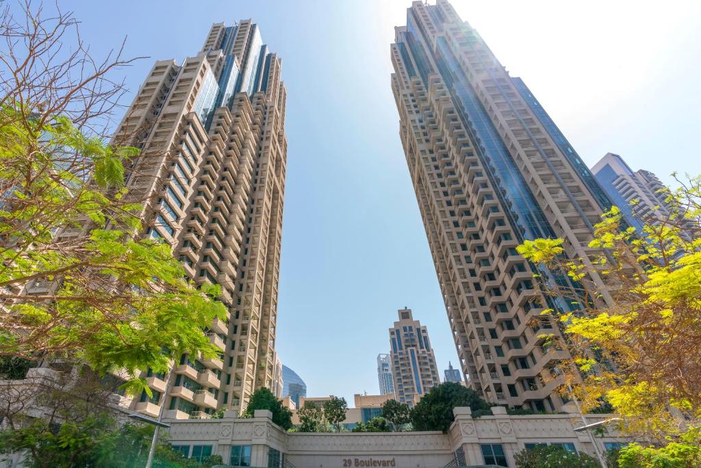 Downtown Dubai, Luxury 2 Bed 2 Bath Apartment - Pool, Gym, AirCon, Parking - Views of The Dubai Fountain & Burj Khalifa (Apartment) (UAE) Deals