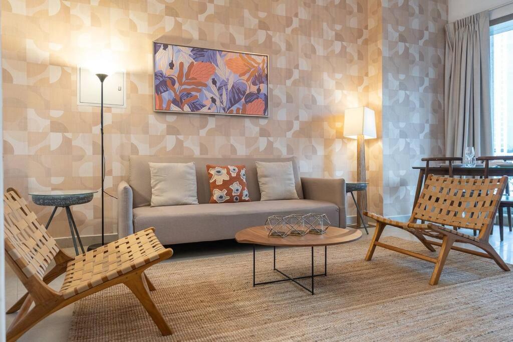 هتل آپارتمان این مارینا ویت وایبرنت پاپ آرت اکسنتس - Apartment in Marina with Vibrant Pop Art Accents