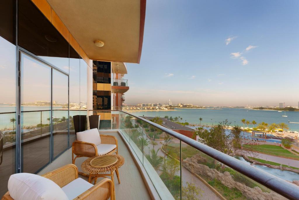هتل مِیزُن پِریو - سپلِندید آپت آن دِ پالم ویت استَنیگ سی ویوز - Maison Privee - Splendid Apt on The Palm with Stunning Sea Views