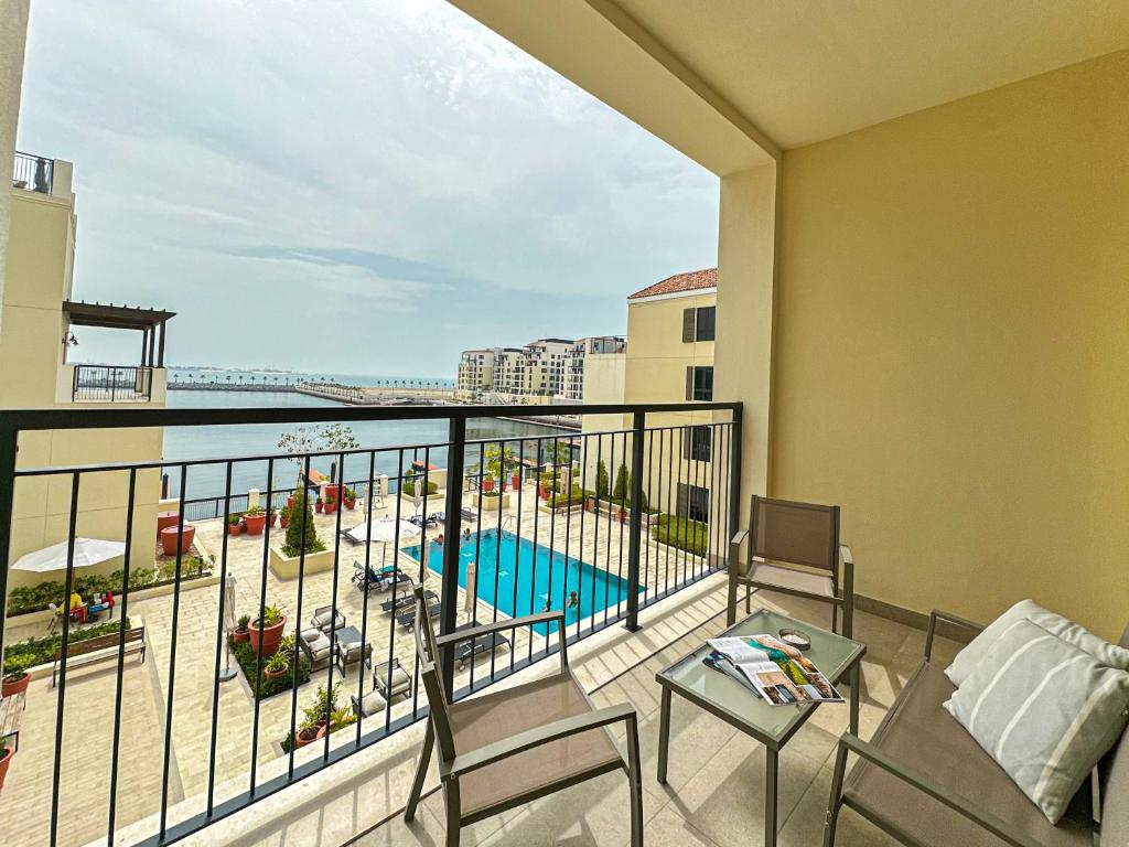 هتل های گست - ویک آپ فی سینگ د سی این دیس لاکچری ریتریت - HiGuests - Wake Up Facing The Sea In This Luxury Retreat